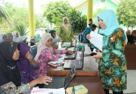 Kader PKK Bojonegoro Isi Data Dawis via Aplikasi